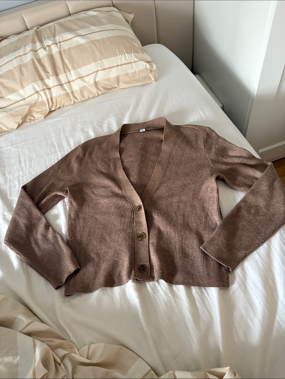 Uniqlo V-Neck Ribbed Cardigan in Brown